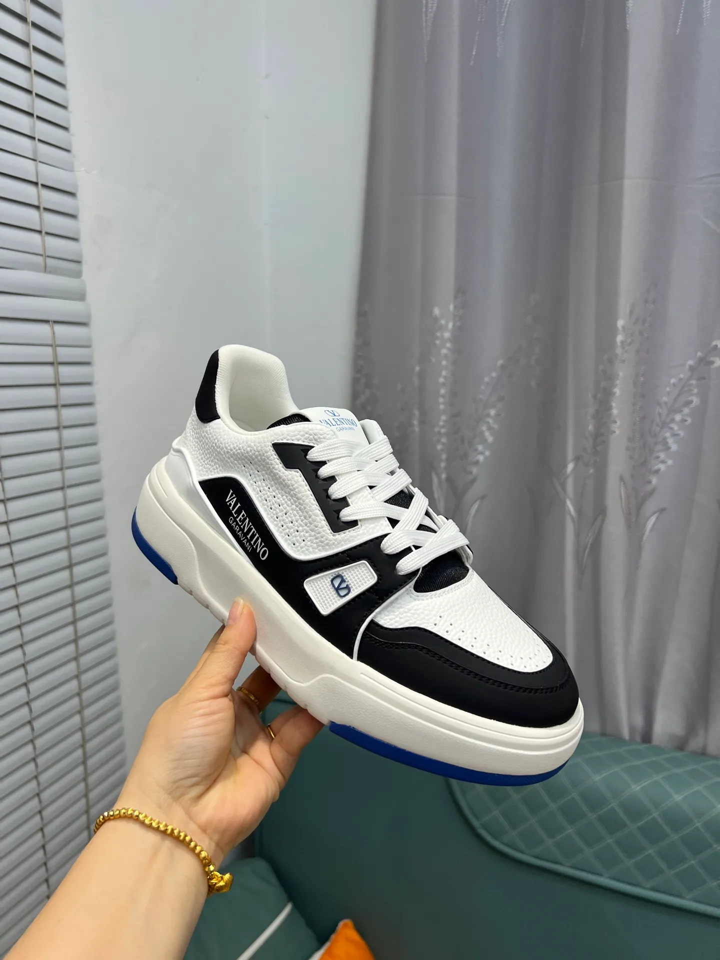 Men's men's shoes 💰660 𝑽𝒂𝒍𝒆𝒏𝒕𝒊𝒏𝒐 Valentino 𝑶𝒏𝒆𝑺𝒕𝒖𝒅 Couple's sneaker series Valentino 2025 latest couple's sneakers, celebrity style, hot sale. The original ZP was purchased and dismantled. Repeated pattern making and modification. I strive to restore the original version 1:1! Top luxury masterpiece, soft and comfortable, combining fashion and leisure, bringing excellent elegant texture and excellent on-foot comfort. Top purchase version upper: imported calfskin surface/original oil edge craftsmanship. Inner: water-dyed cowhide lining. Outsole: original development 𝐓𝐏𝐔 two-color combination outsole. Packaging: original configuration complete package. Code number: 35-44 yards. 34.45 can be customized. Can be customized (self-labeled-no label) order.